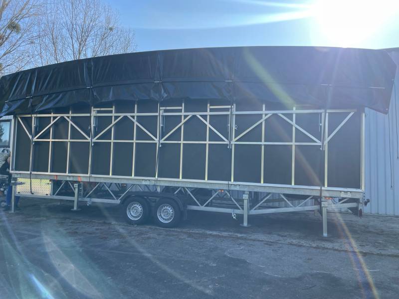 LOCATION DE SCÈNE MOBILE 32M2 AVEC COUVERTURE