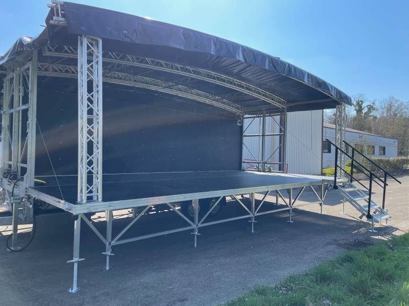 LOCATION DE SCÈNE MOBILE 32M2 AVEC COUVERTURE