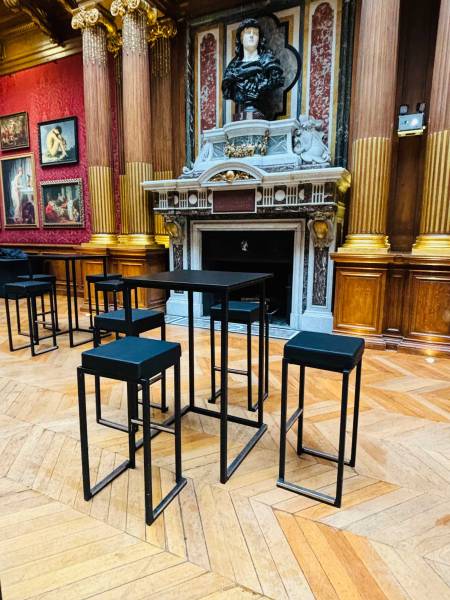 Mange-debout et tabourets hauts Kubo noirs loués pour une réception au Château de Ferrières 77