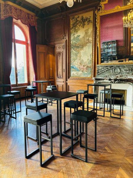 Louer du mobilier évènementiel élégant et fonctionnel pour réception d'entreprise près de Paris