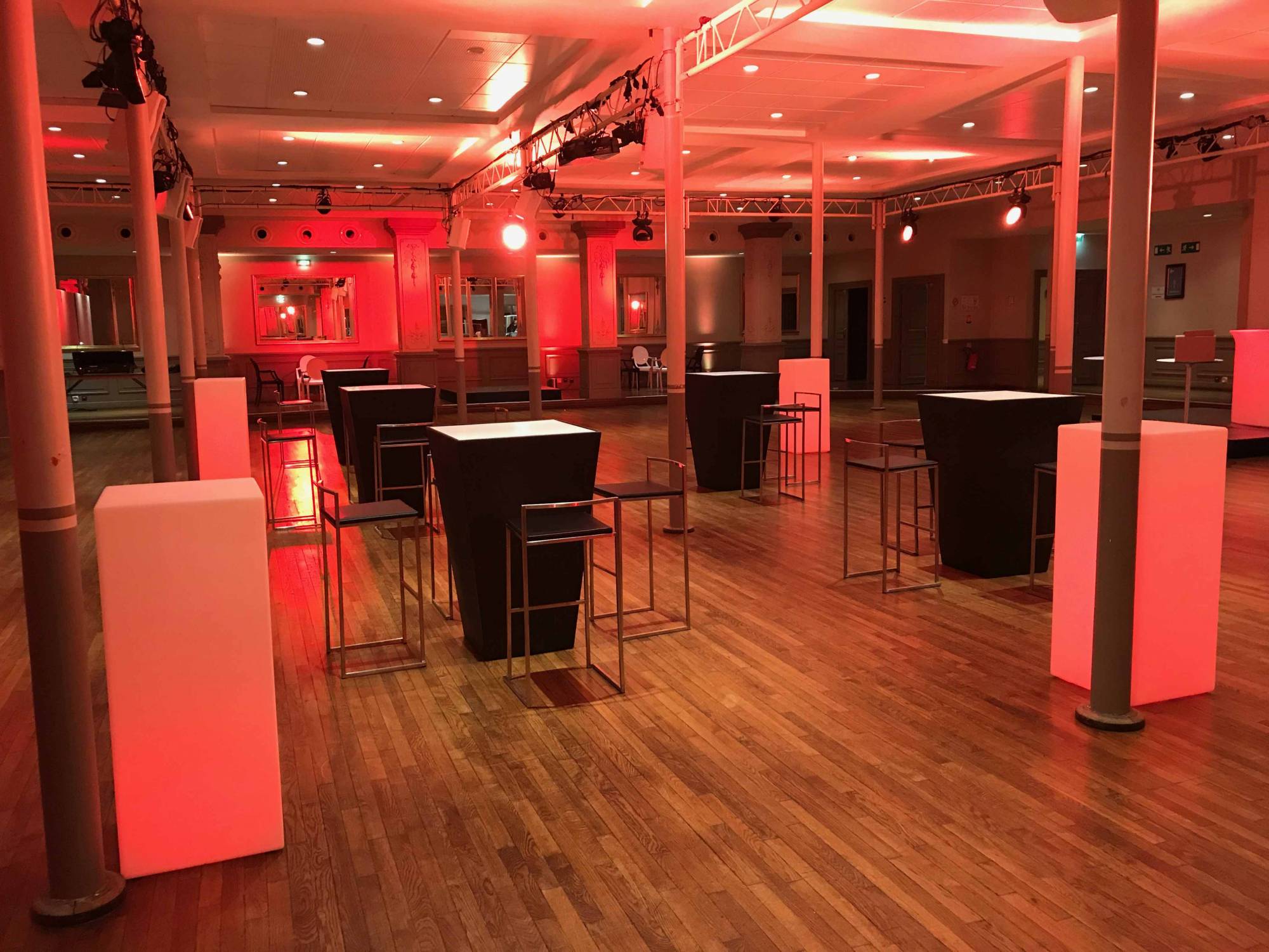 Mobilier évènementiel lumineux pour évènement d'entreprise dans le 75