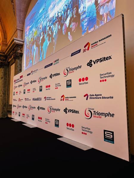 Fond de scène personnalisé pour événement à Paris