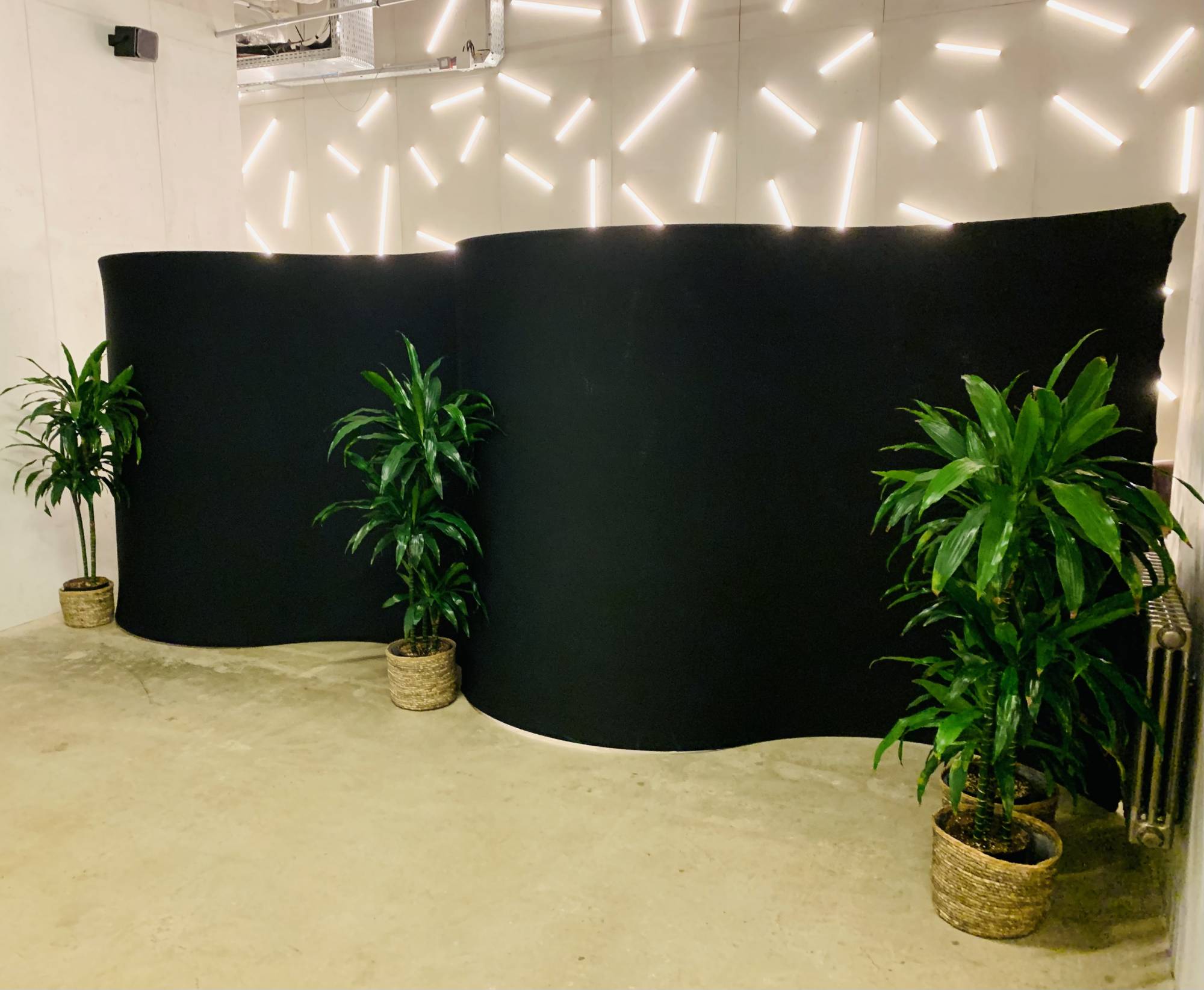 Location de paravents en lycra noir pour une réception à Paris