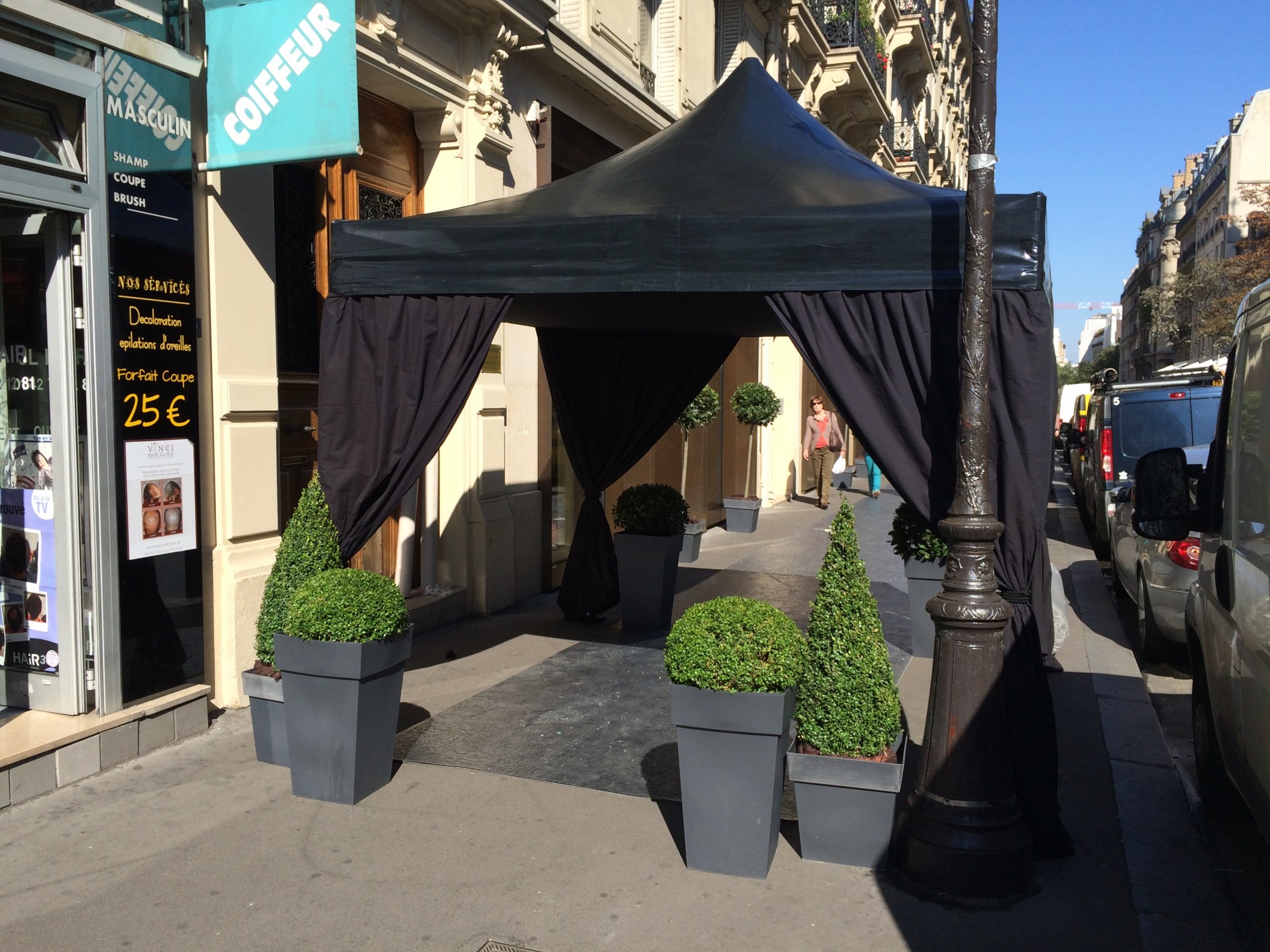 Location de tonnelle noire pliante à Paris