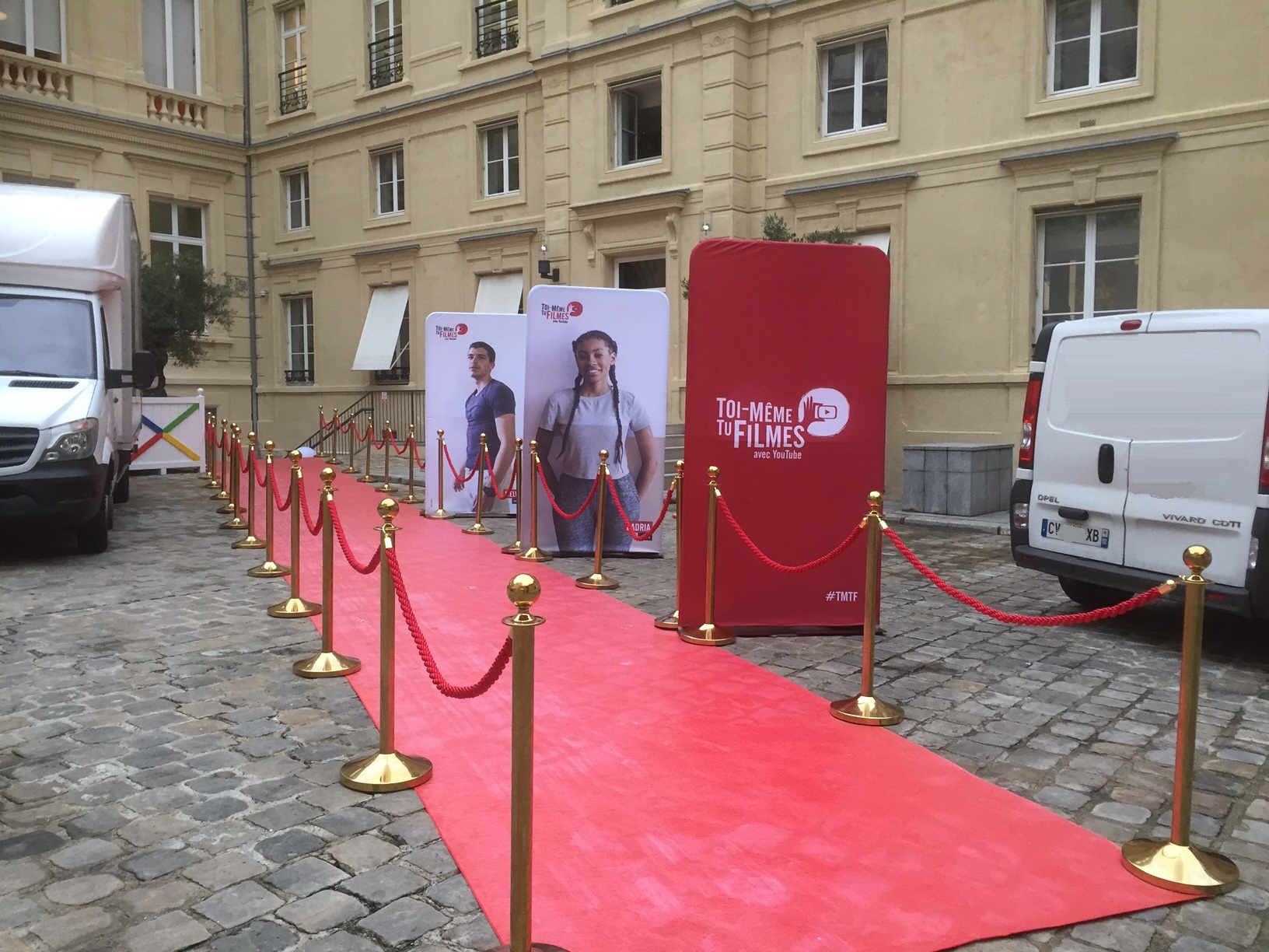 Location de potelet doré à corde rouge à Paris