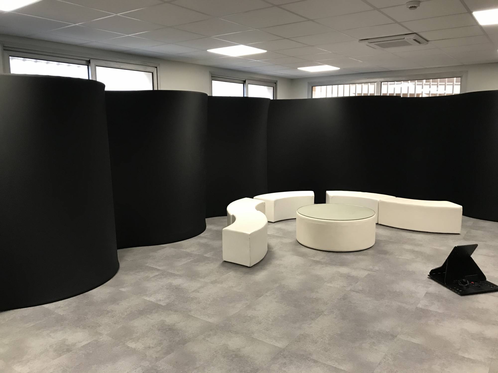 Cloisons houssées noires en location pour une réception professionnelle à Roissy-en-France 95700