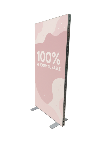 Louer un totem personnalisable pour mettre en avant son identité visuelle en région parisienne lors de salons