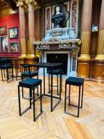 Mange-debout et tabourets hauts Kubo noirs loués pour une réception au Château de Ferrières 77